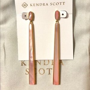 Brooklyn Peach pearl earrings